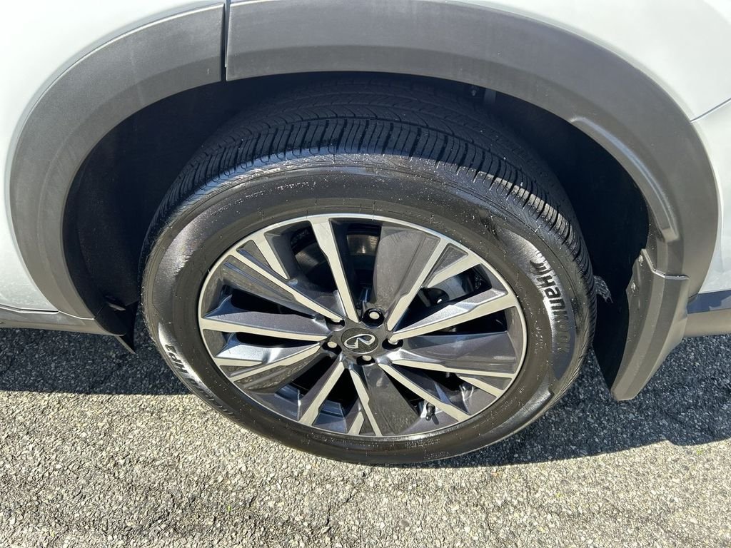 Certified Used 2026 White INFINITI LUXE image 11
