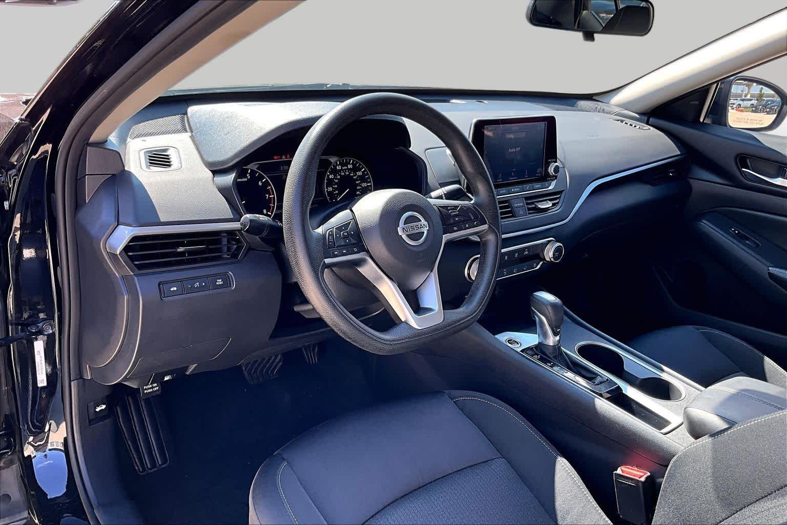 Used 2022 Super Black Nissan 2.5 SV image 15