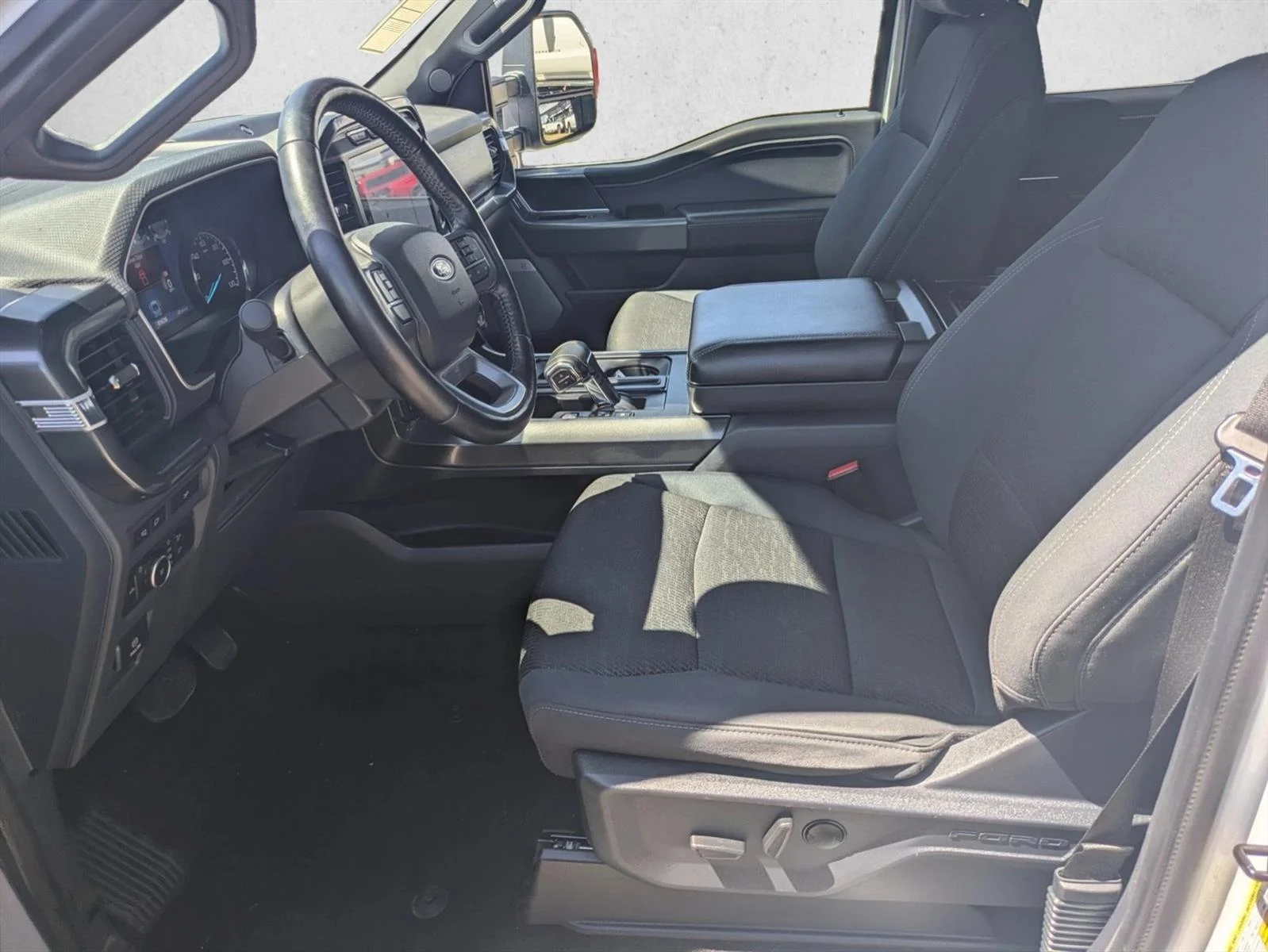 Used 2022 Oxford White Clearcoat Ford XLT image 16