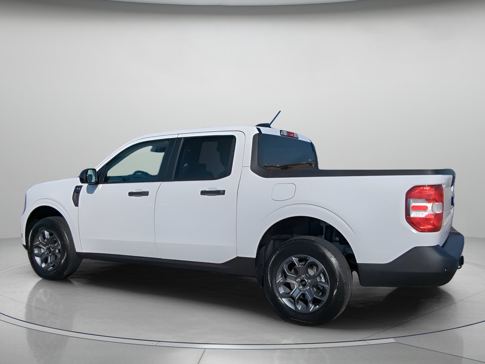 New 2026 Oxford White Ford XLT image 12