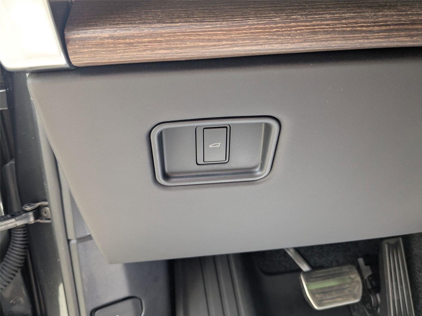 Used 2025 Carpathian Grey Premium Metallic Land Rover SE image 15