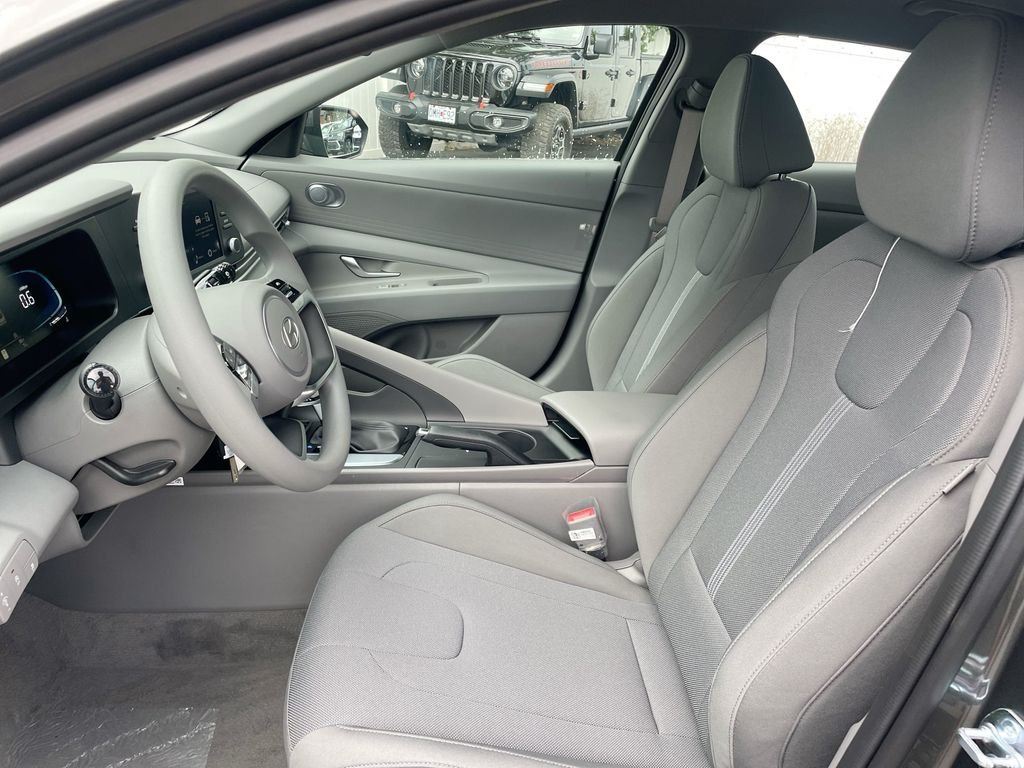 2025 Hyundai Elantra SE - Photo 38