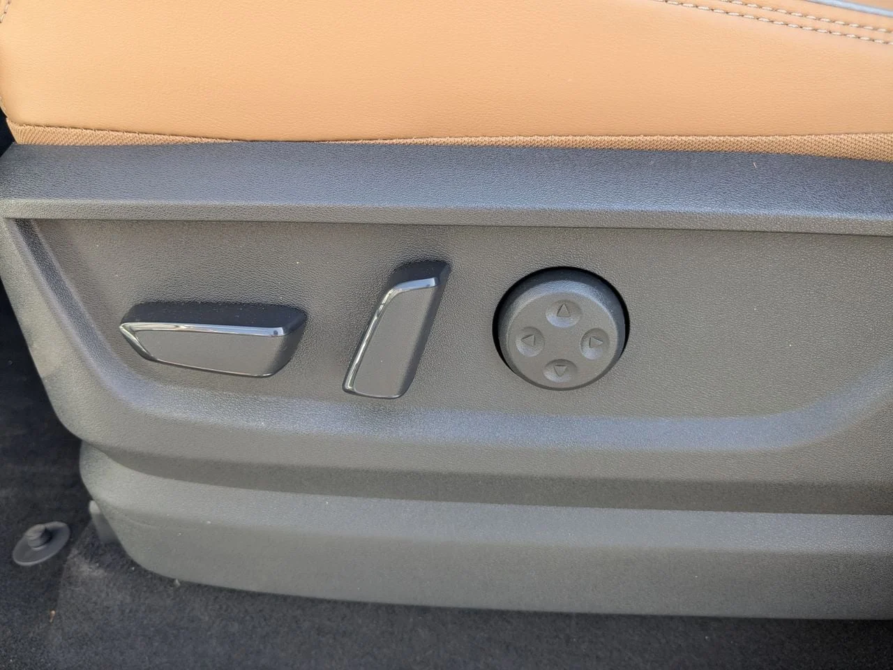 New 2026 RADIANT WHITE INFINITI Luxe 2WD image 14