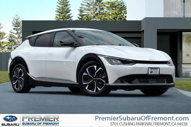 Used 2024 White Kia Wind image 1