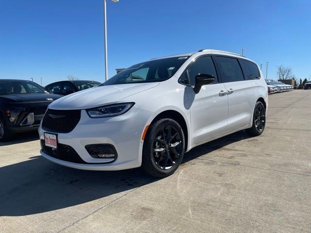 2026 Chrysler Pacifica Select's photo