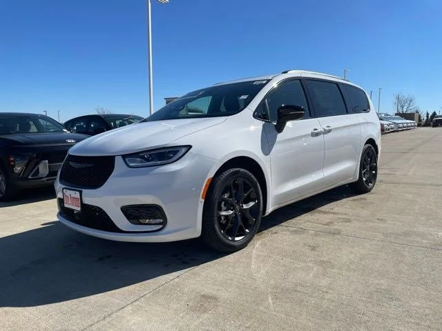 2026 Chrysler Pacifica Select's photo