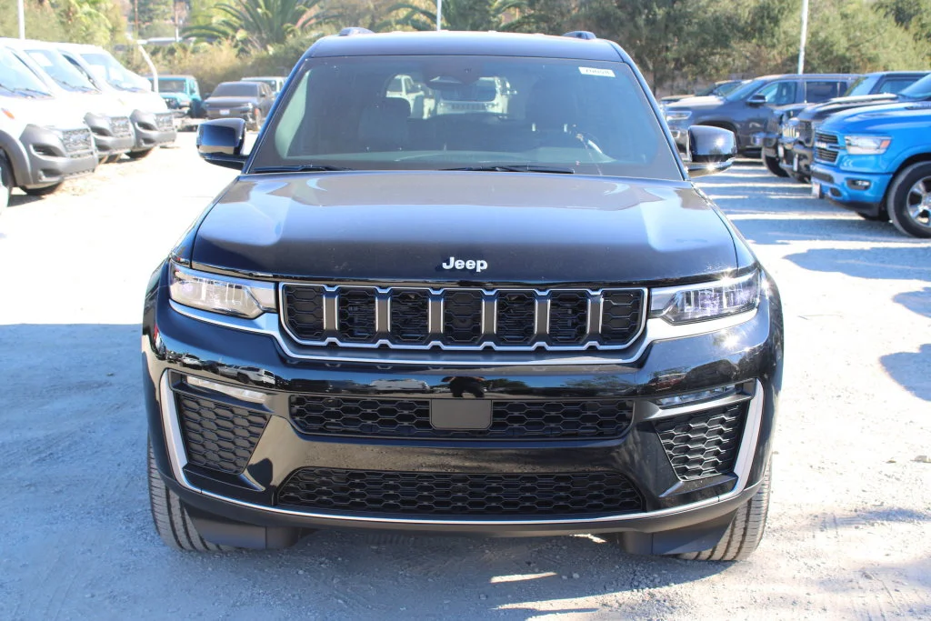 New 2027 High-Gloss Black Paint Jeep Limited image 2