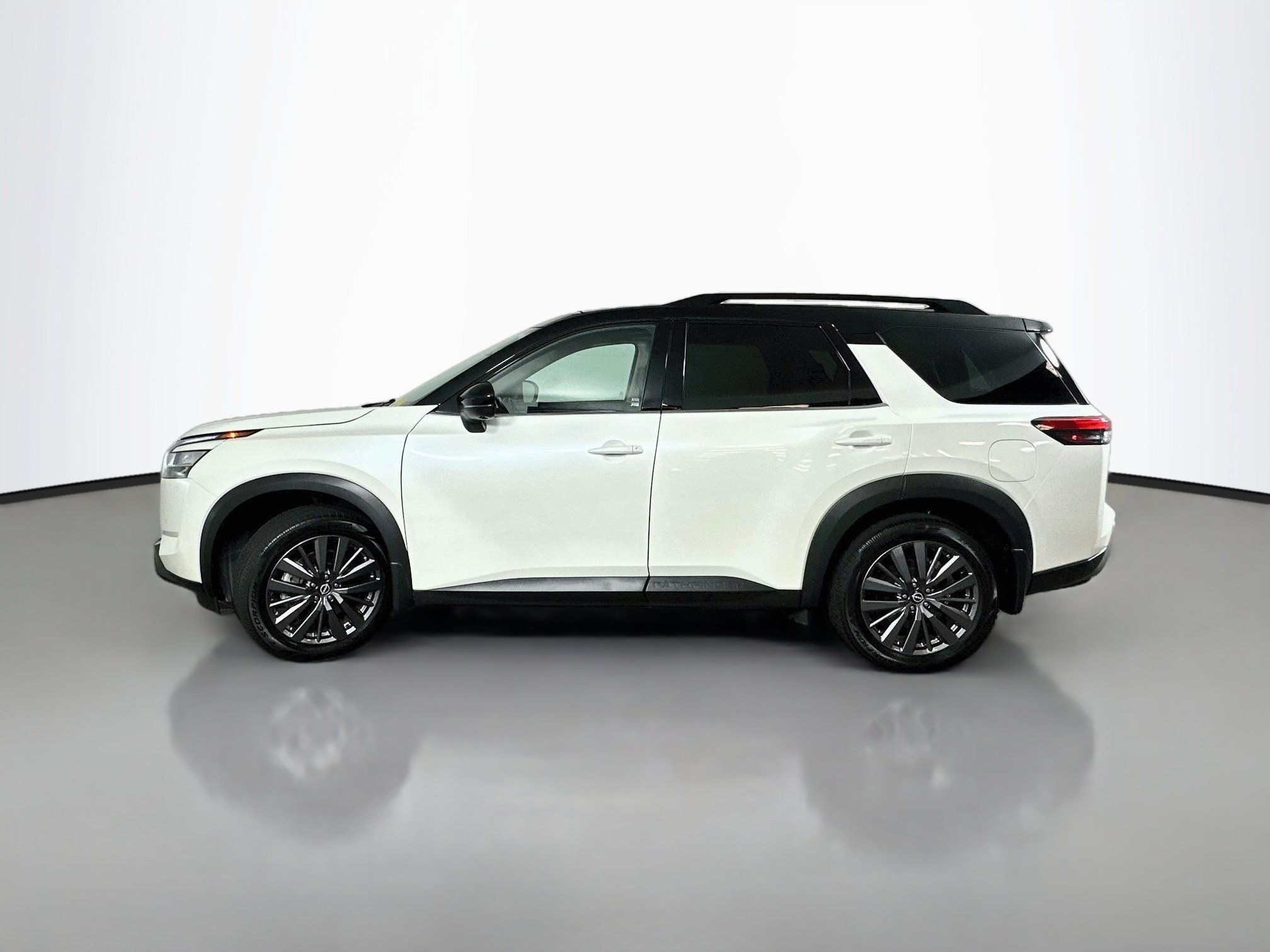 Used 2023 Pearl White Tricoat/Super Black Nissan SL image 4