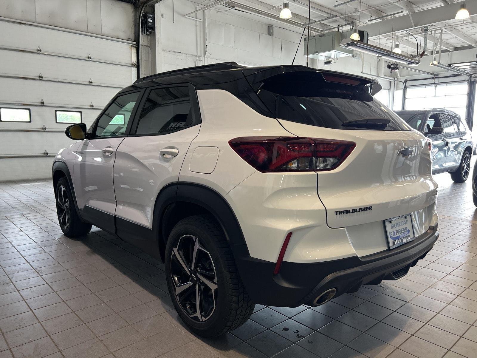 Used 2023 Summit White Chevrolet RS image 5
