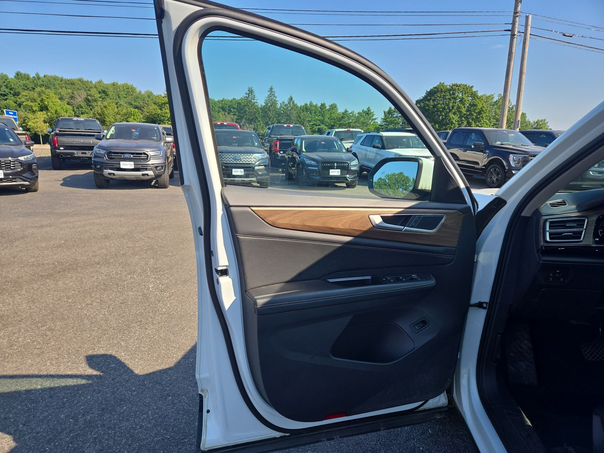 Used 2024 Pure White Volkswagen 2.0T SE w/Technology image 5