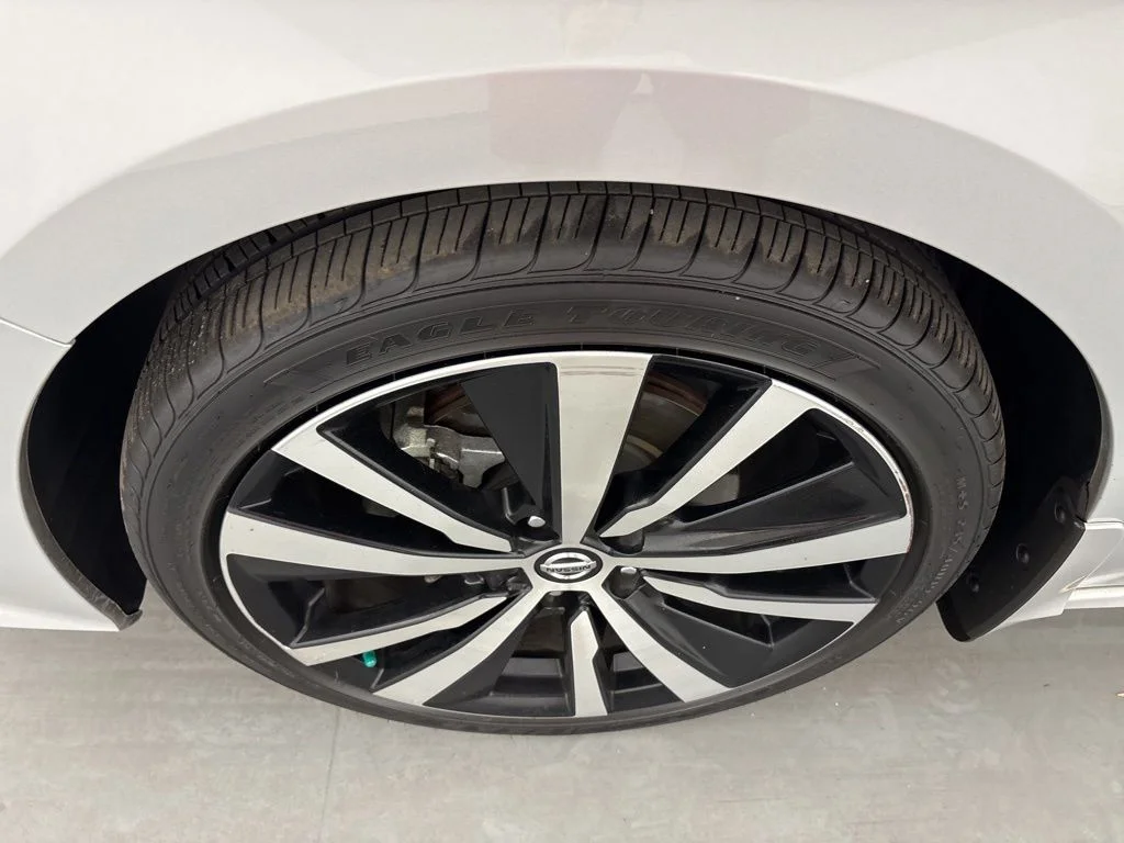 Used 2021 Silver Nissan 2.5 SR image 11