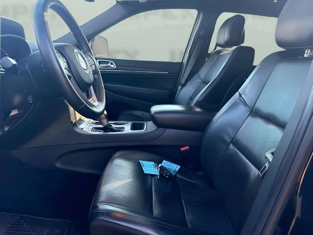 Used 2018  Jeep Limited image 11