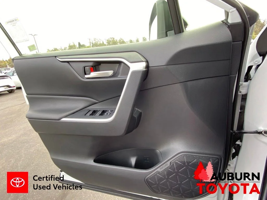 Used 2025 Ice Cap Toyota SE image 36