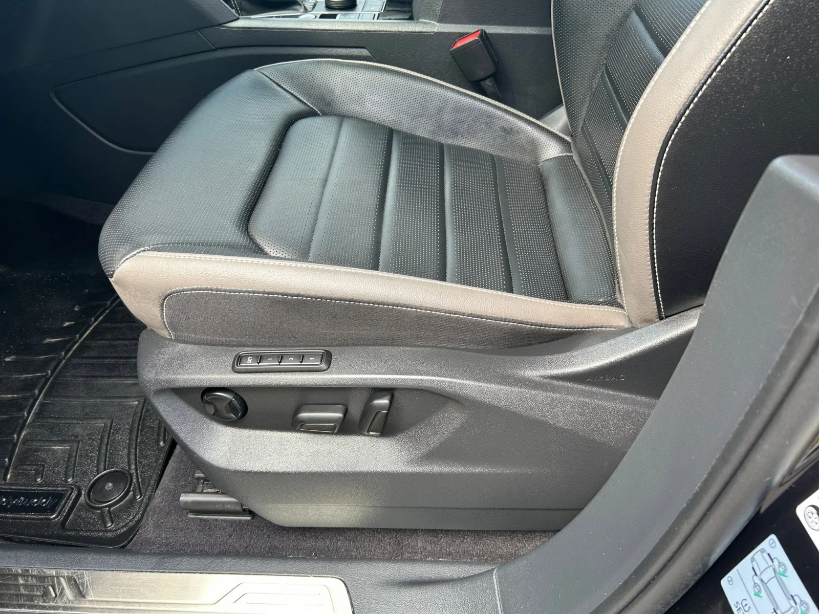 Used 2021 Black Volkswagen HIGHLINE image 15