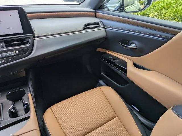 Used 2025 Iridium Lexus 300h image 16