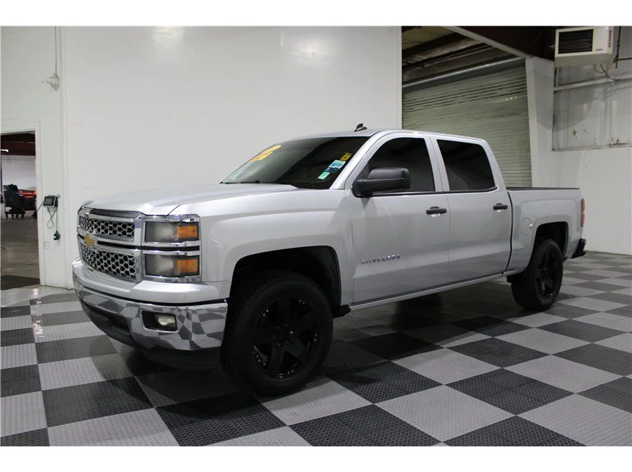 Used 2014 Silver Ice Metallic Chevrolet LT image 7