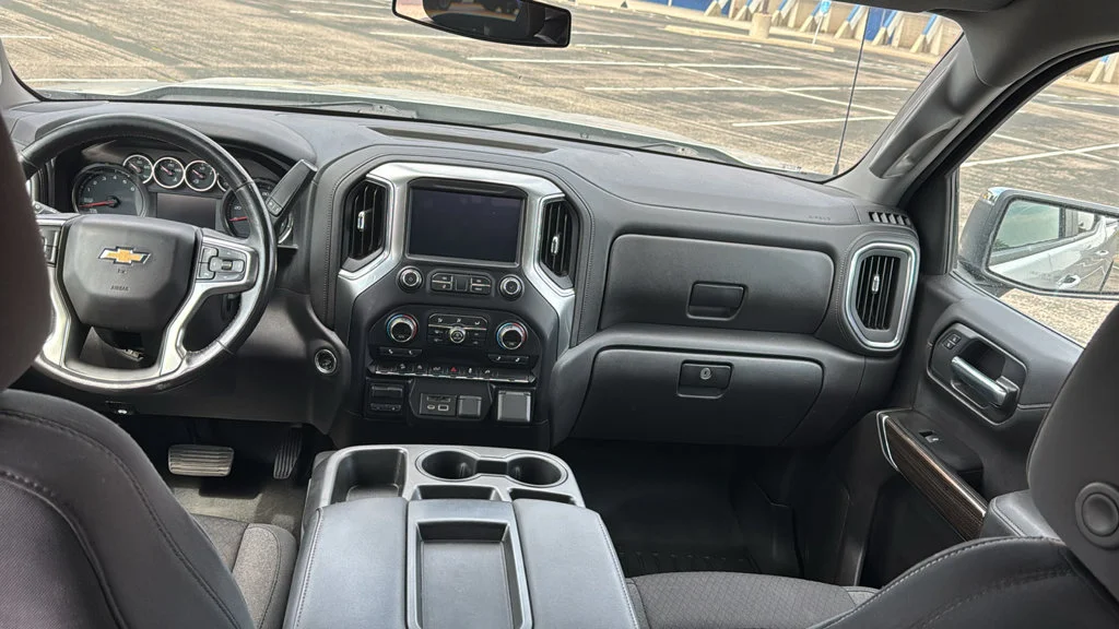 Used 2020 SILVER ICE METALLIC Chevrolet LT image 7