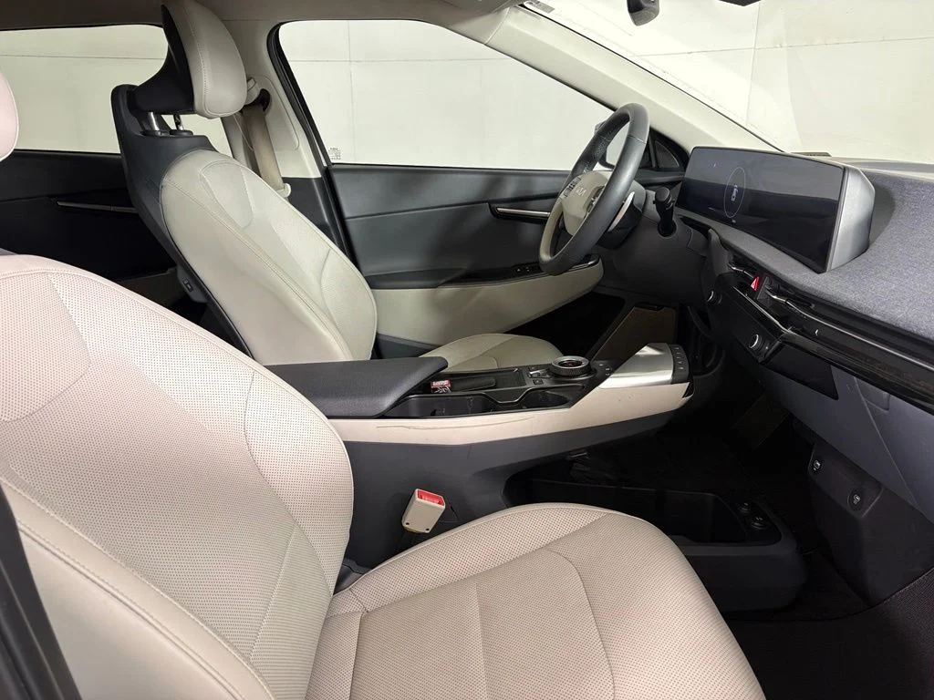 Used 2023 White Kia Wind image 14