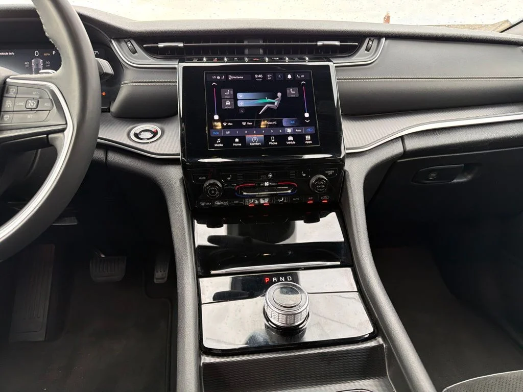 Used 2024 White Jeep Altitude image 12