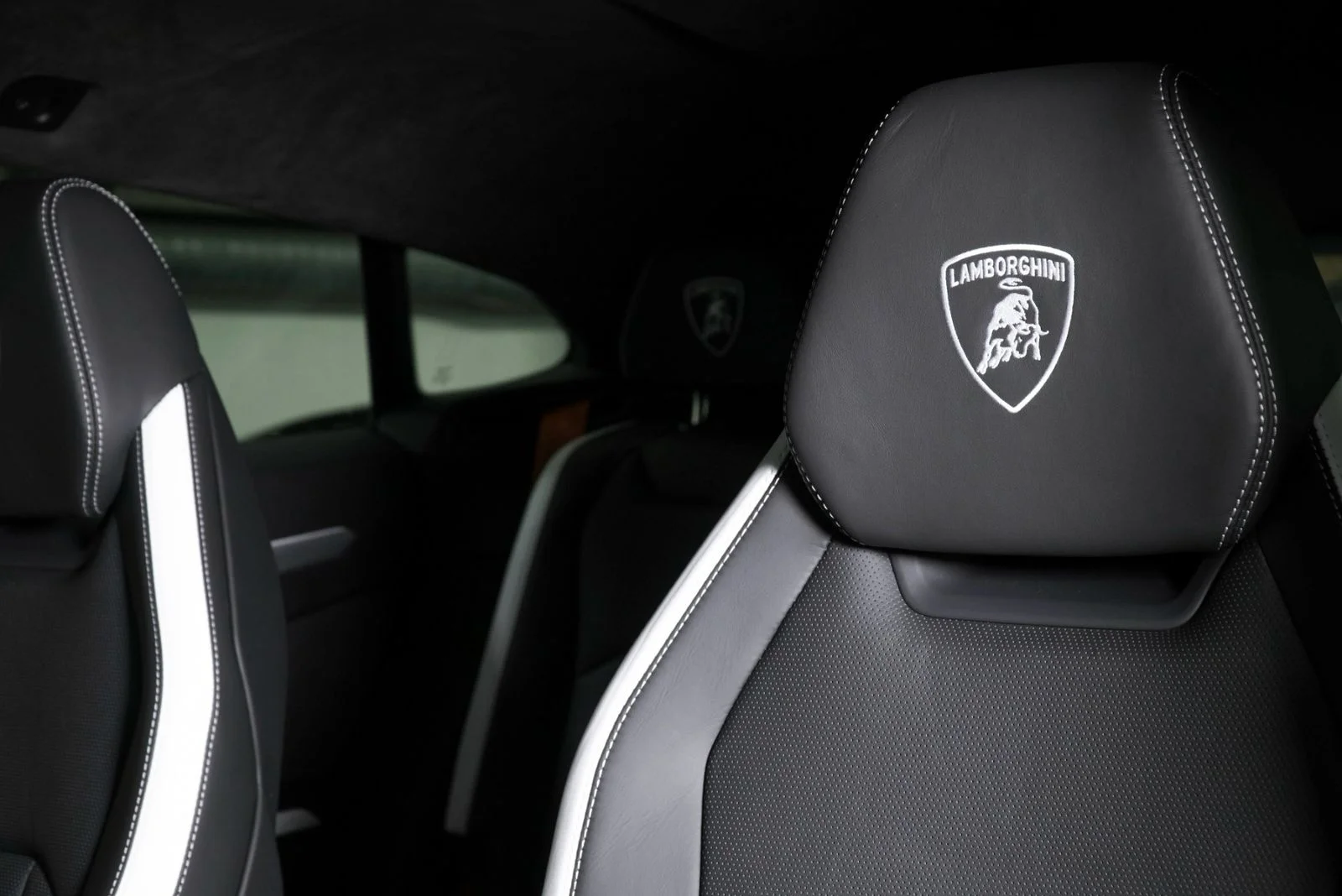 Used 2025  Lamborghini  image 5