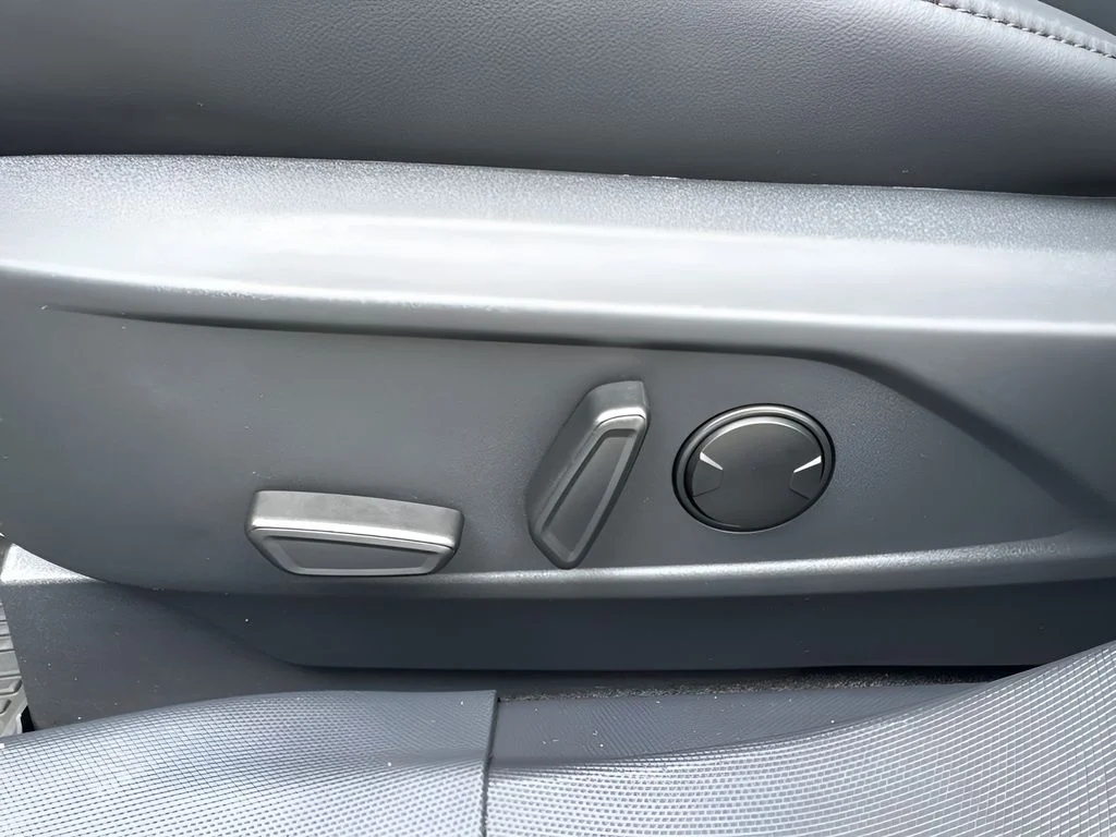 Used 2025 White Ford Select image 11