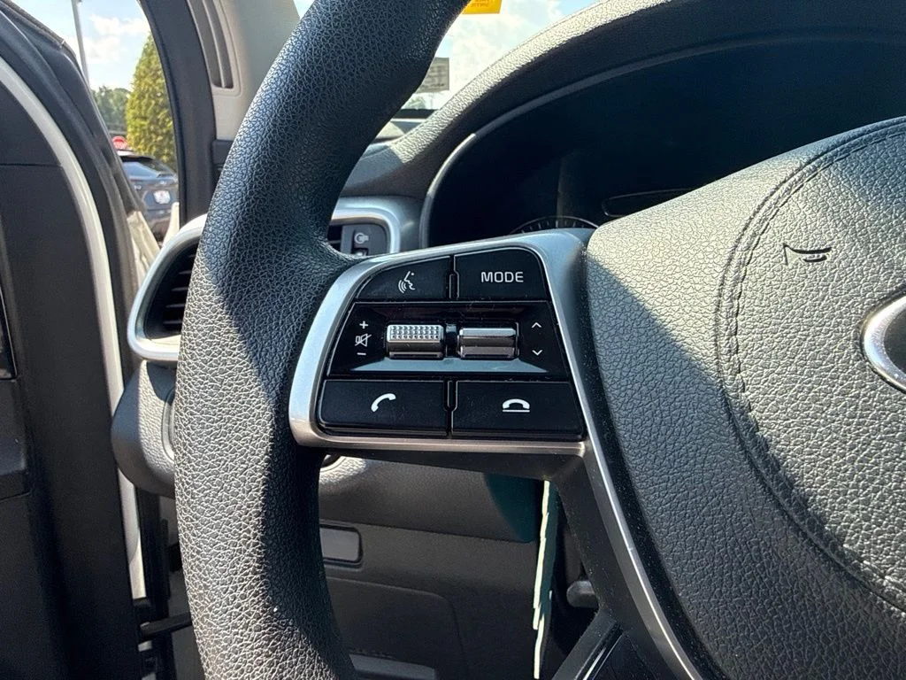 Used 2019 White Kia LX image 9