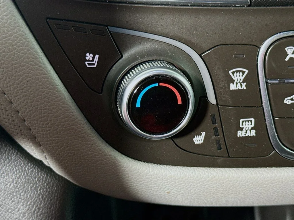 Used 2018 Iridescent Pearl Tricoat Chevrolet Premier image 19