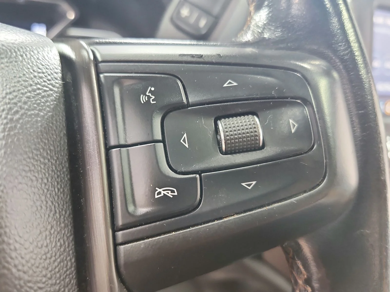 Used 2022 White GMC AT4 image 27