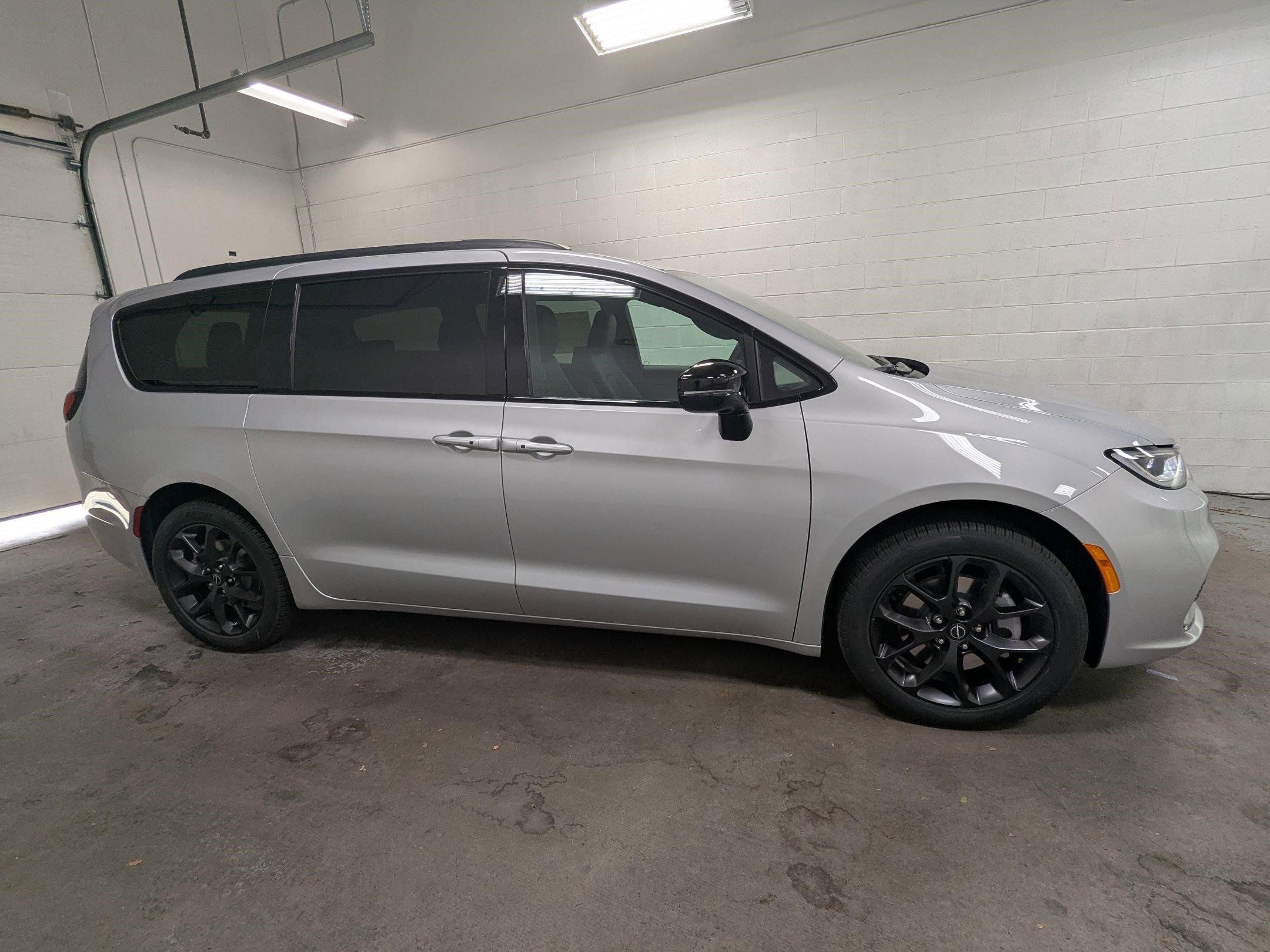 New 2026 Silver Mist Clear-Coat Exterior Paint Chrysler Select image 3