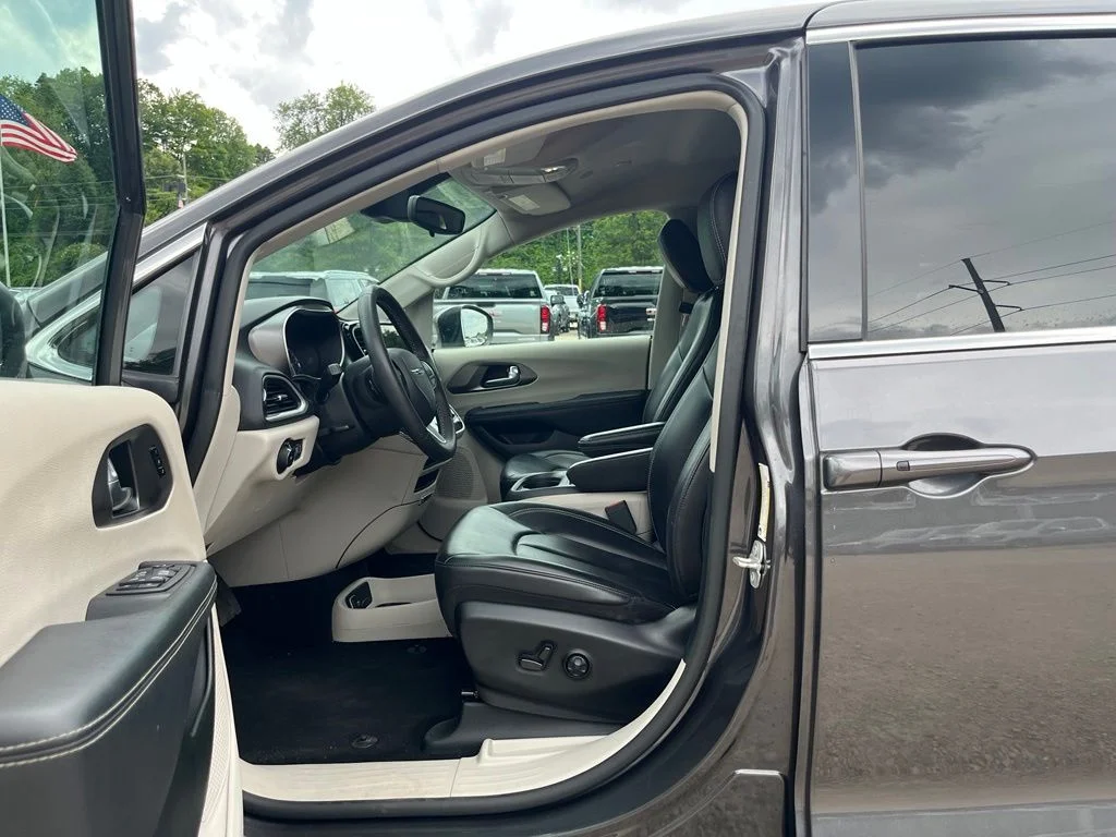Used 2023 Crystal Metallic Chrysler Touring L image 19