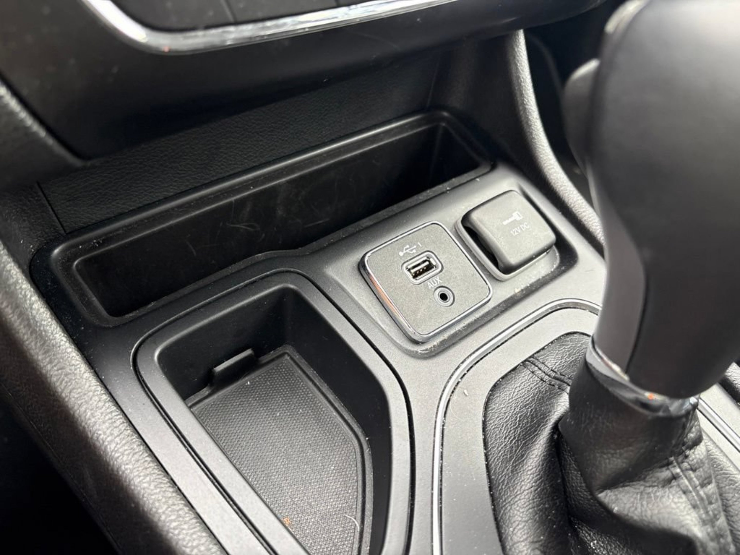 Used 2019 Granite Crystal Metallic Clearcoat Jeep Latitude Plus image 13