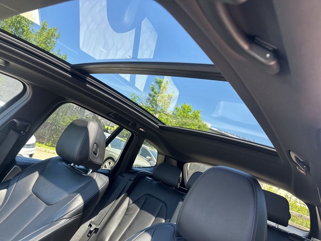 Used 2023 White BMW xDrive30i image 12
