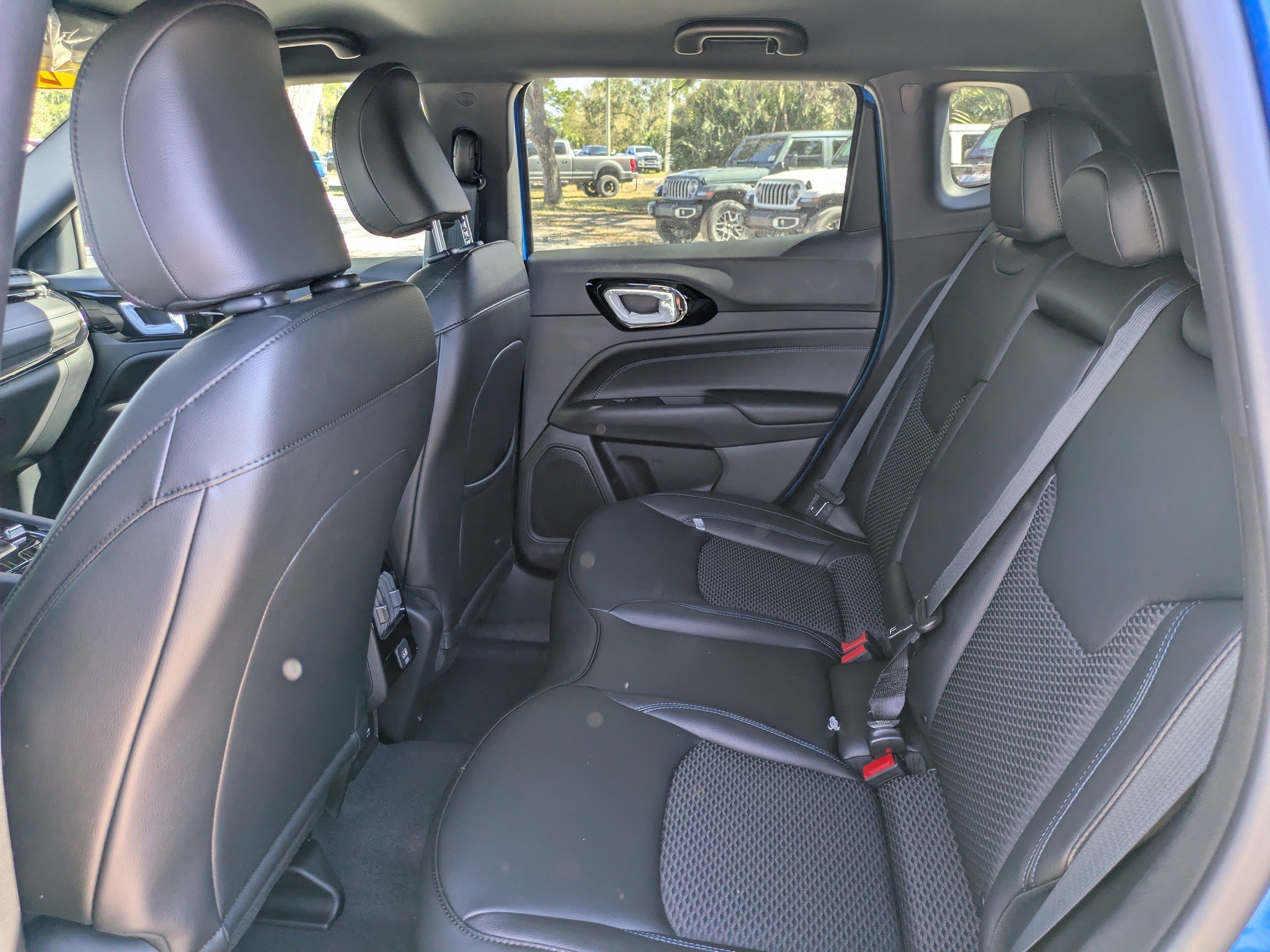 New 2026 Hydro Blue Pearl-Coat Exterior Paint Jeep Latitude Altitude image 12