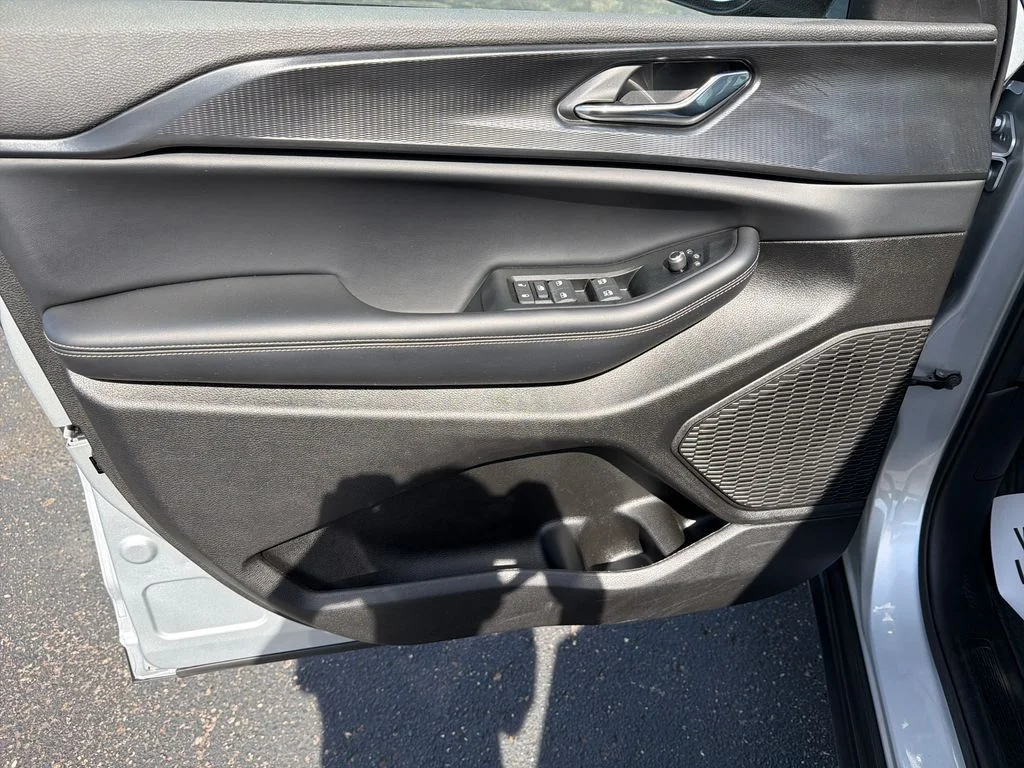 Used 2025 Silver Jeep Altitude image 10