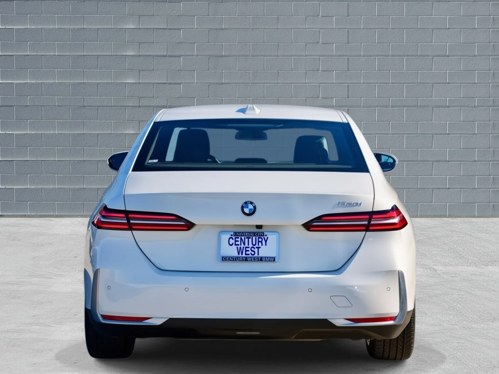 Used 2025 Alpine White BMW 530i Sedan image 4