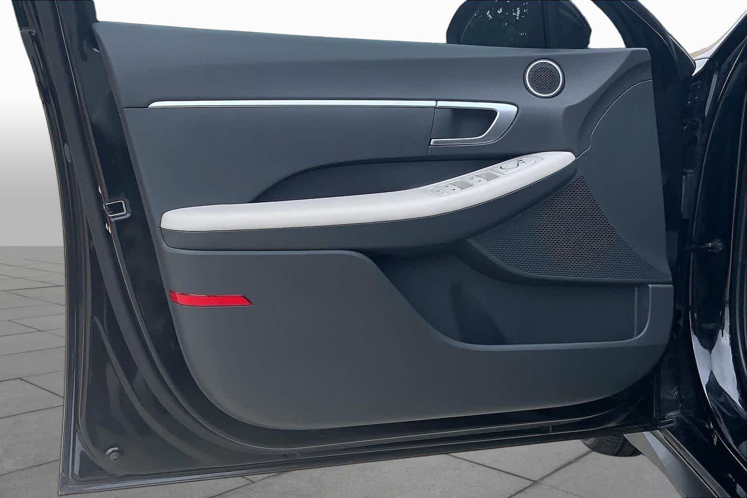 Used 2025 Abyss Black Hyundai SE image 21