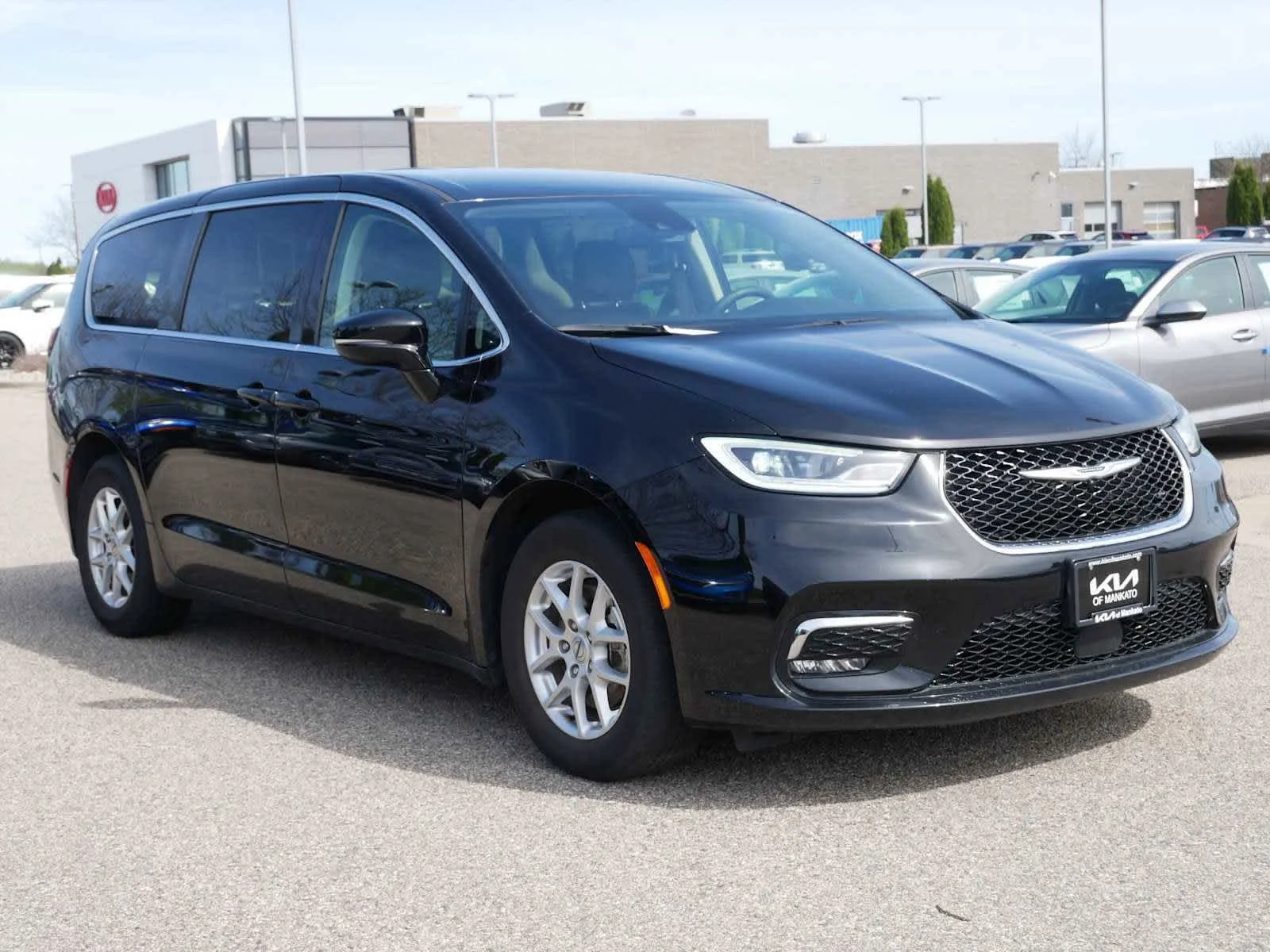 2024 Chrysler Pacifica Touring L's photo