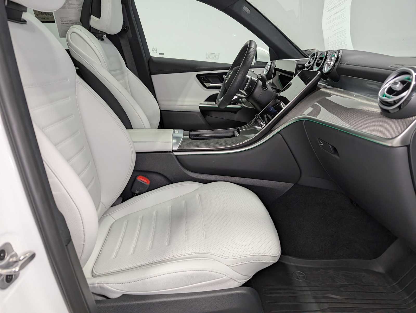 Used 2026 Polar White Mercedes-Benz GLC 300 image 37