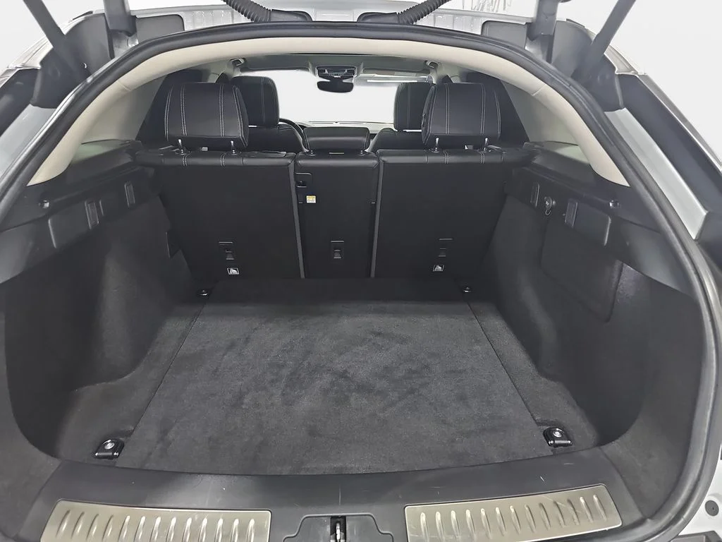 Used 2018 White Land Rover S image 14