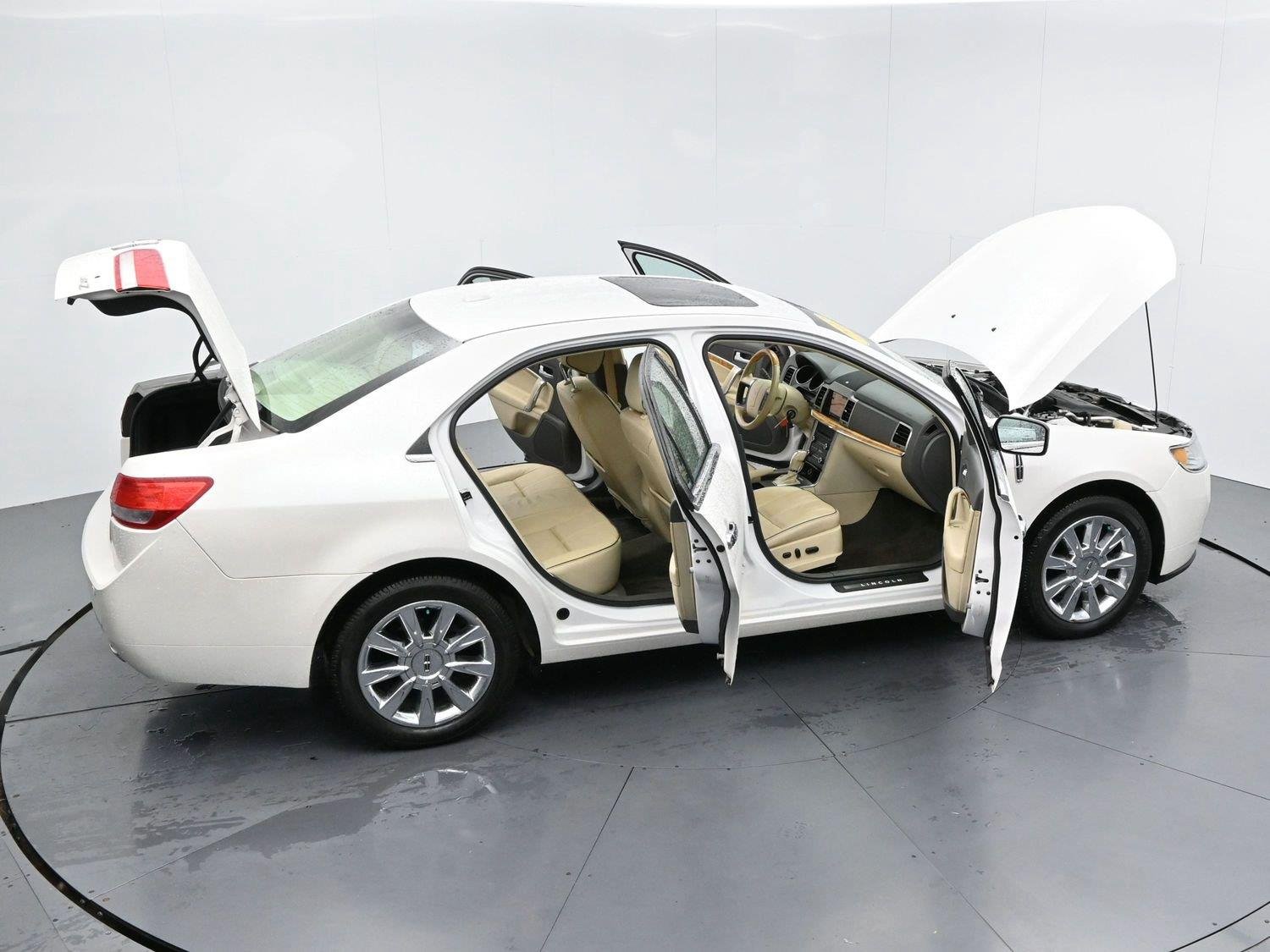 Used 2012 White Platinum Metallic Tricoat Lincoln 4dr Sdn FWD image 40