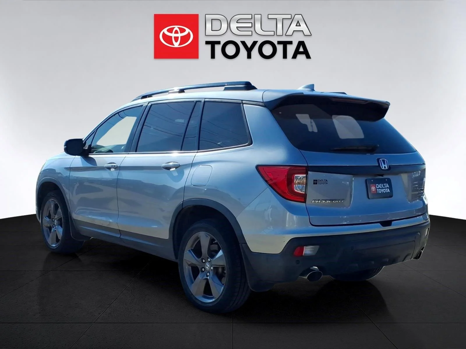 Used 2019 Lunar Silver Metallic Honda Touring image 3