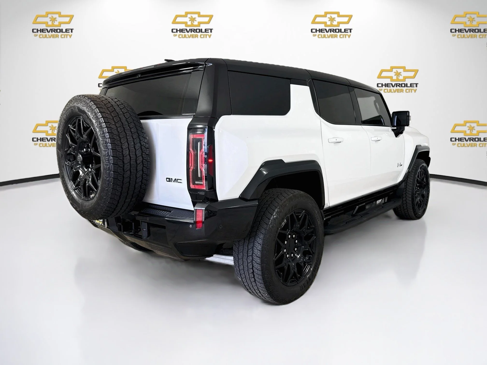 Used 2025 Interstellar White GMC 2X image 8