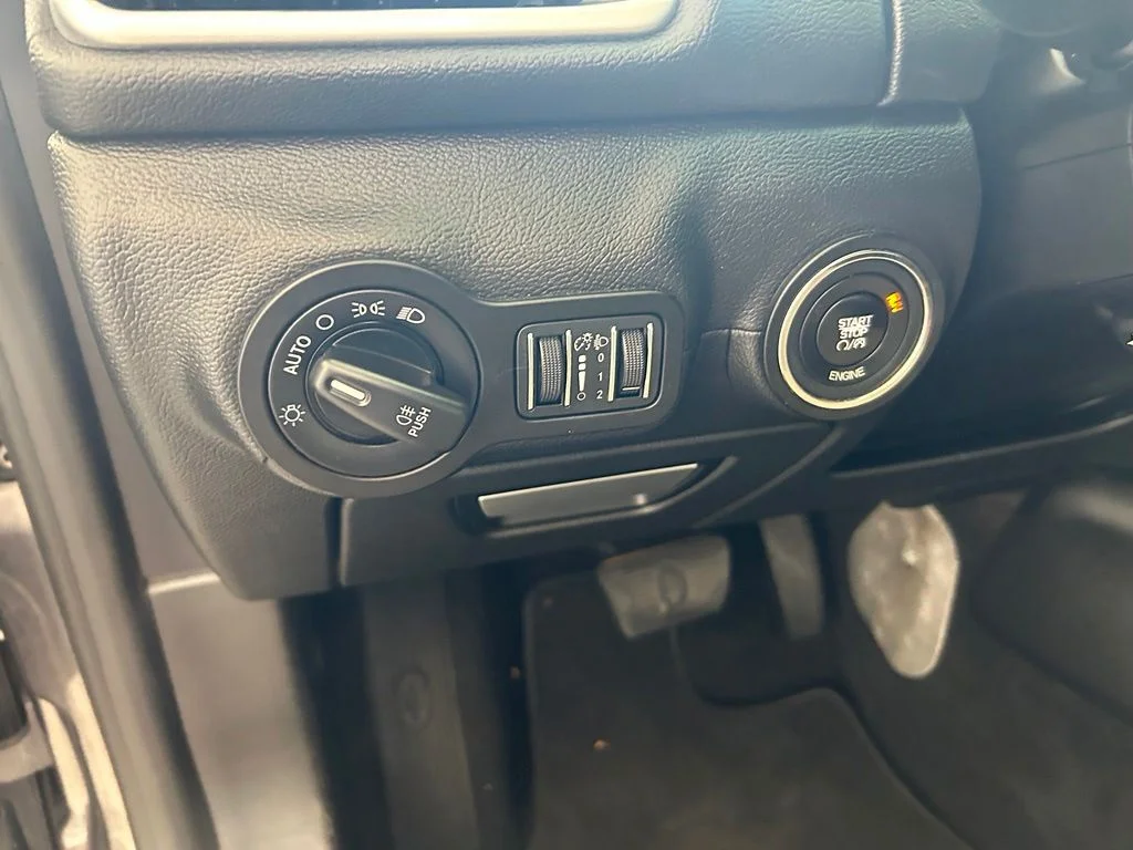 Used 2015 Gray Maserati Base image 43