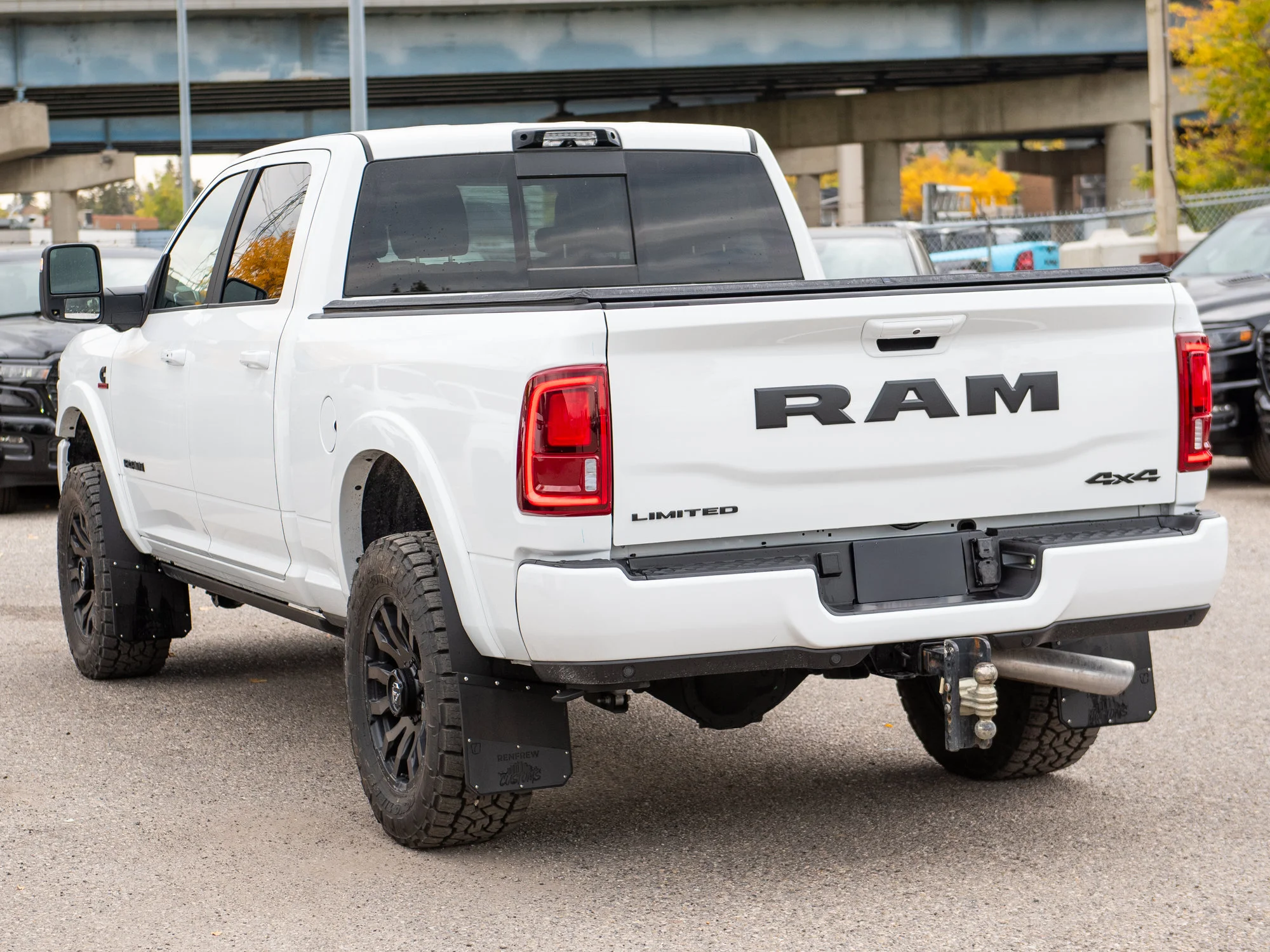 Used 2026 White RAM Limited Night* Crew Cab 4x4, Sunroof, Passenger Screen, Heated/Ventilated Leather image 6