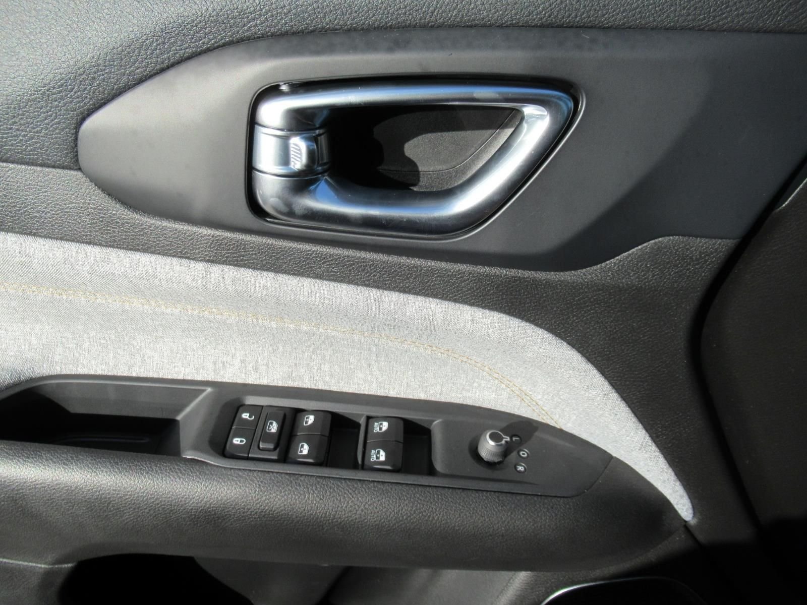 New 2026 Diamond Black Crystal Pearlcoat Jeep Latitude image 22