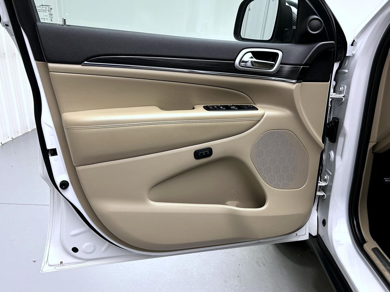 Used 2019 White Jeep Limited image 9