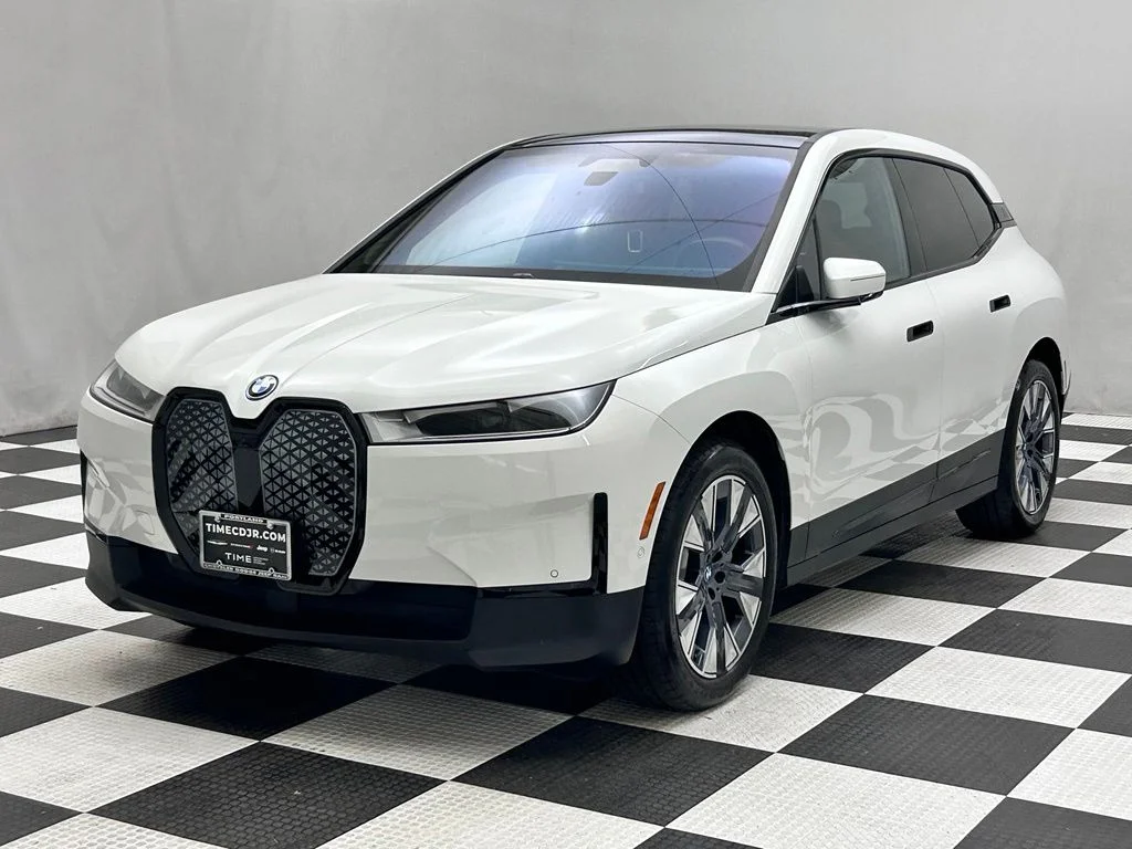 Used 2024 White BMW xDrive50 image 4