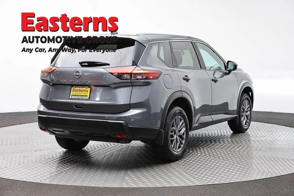 Used 2024 Gray Nissan S image 5