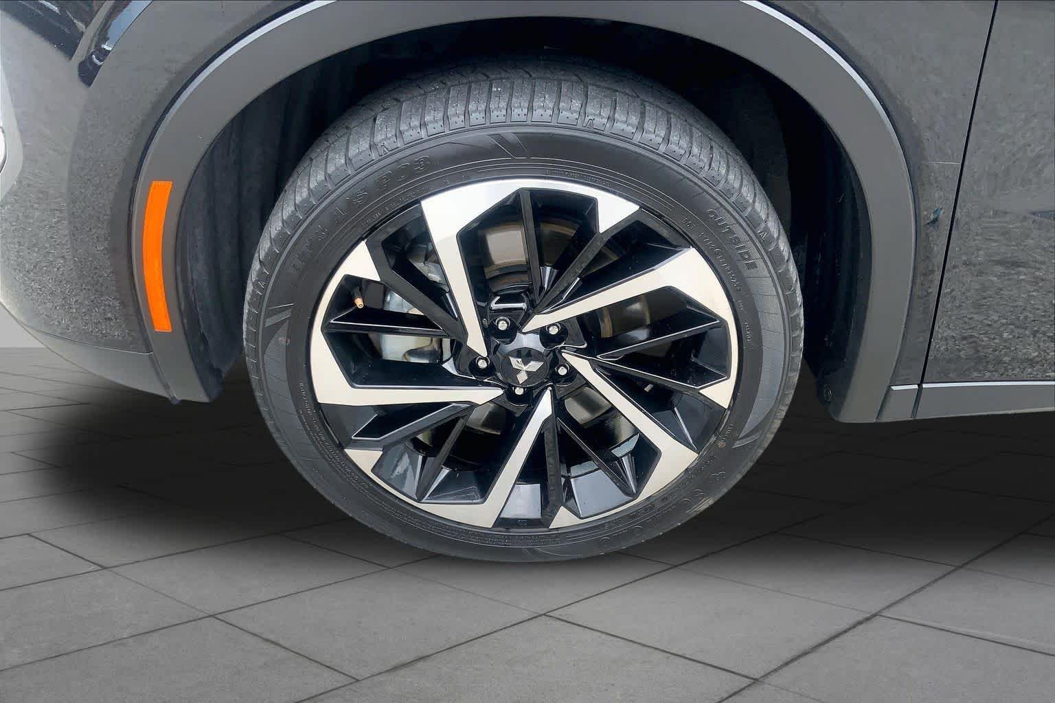 Used 2024 Labrador Black Pearl Mitsubishi SE image 10