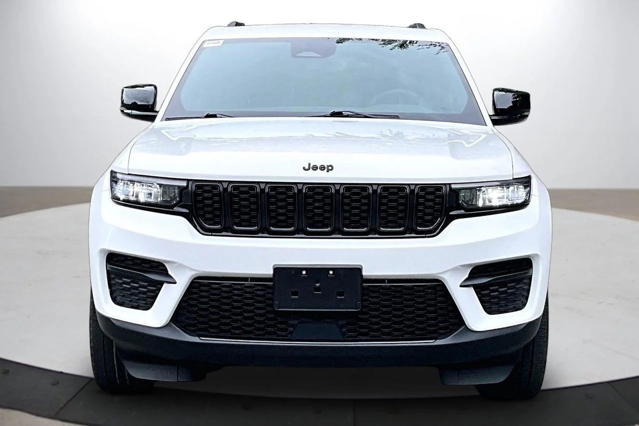 Used 2023 White Jeep Altitude X image 3